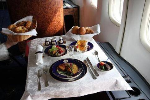 На каких авиарейсах подают голубое пюре, черную свинину и соус из крапивы