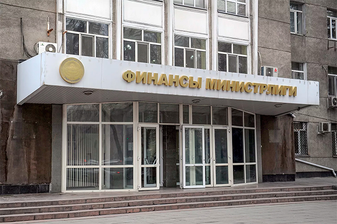 Минфин Кыргызстана приостановил все финансовые операции в стране 
