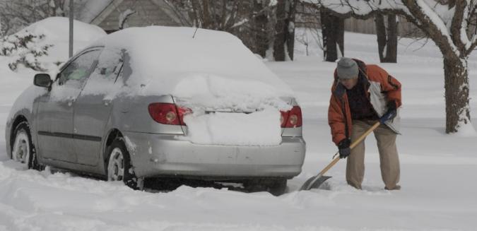 Можно ли застолбить почищенное от снега парковочное место? Ответили в ГАИ
