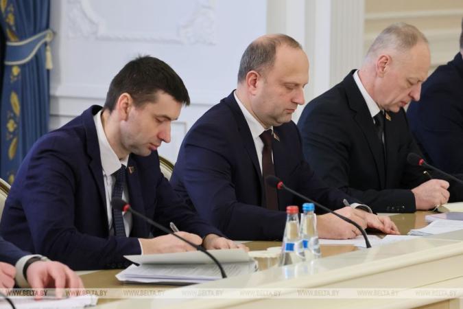 "Страна прежде всего". Лукашенко потребовал поставить в равные условия частные и государственные предприятия