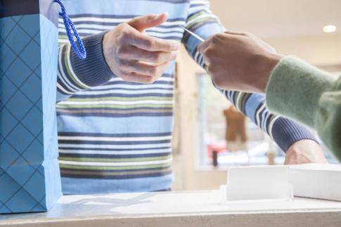 Белстат: Розничный товарооборот в январе-апреле вырос на 9,8% 