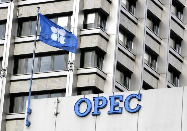 В ОПЕК+ согласились сократить добычу нефти в следующем году В ОПЕК+ согласились сократить добычу нефти в следующем году