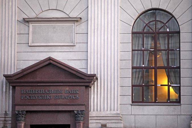 Объемы продажи валюты населением в сентябре существенно сократились