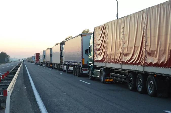 Глава государства, рассмотрев обращение литовских и польских перевозчиков, принял решение о возможности выезда грузовых транспортных средств на литовской регистрации