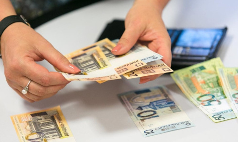 Средняя ставка по новым вкладам физлиц в рублях в августе составила 12,4%, на срок свыше года - 14,5% Средняя ставка по новым вкладам физлиц в рублях в августе составила 12,4%, на срок свыше года - 14,5%