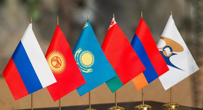 Решением Совета ЕЭК от 9 июля 2026 г. № 71 обновлен перечень товаров, случаев и условий, когда перевозка в рамках таможенного транзита не подлежит отслеживанию с применением навигационных пломб (ранее действовало Решение Совета ЕЭК № 147)