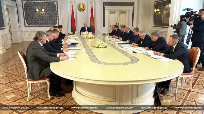 Президент Беларуси Александр Лукашенко 5 мая собрал совещание с руководством Совета Министров для рассмотрения нескольких проектов правовых актов