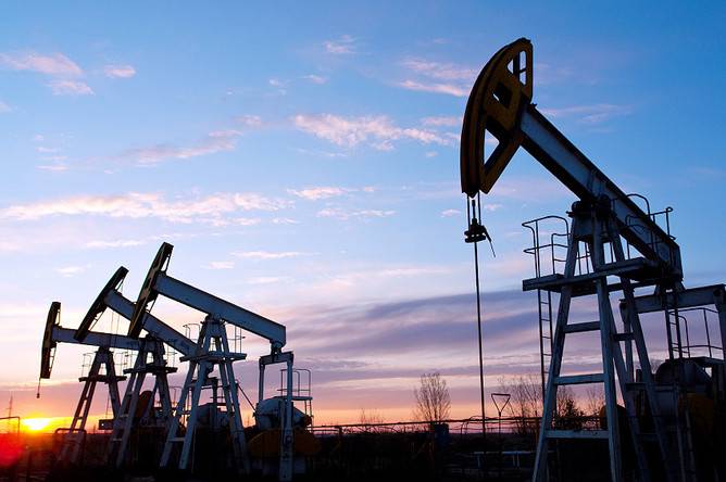 Цена на нефть опускается ниже 100 долларов Цена на нефть опускается ниже 100 долларов