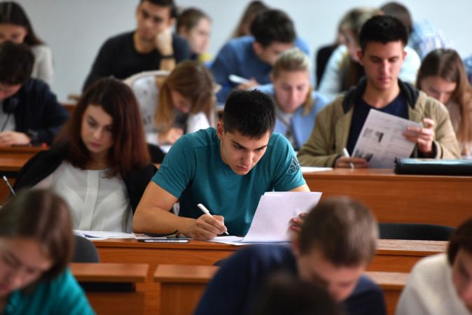 Правительство установило перечень профильных классов и специальности, на которые выпускников этих классов зачислят без экзаменов