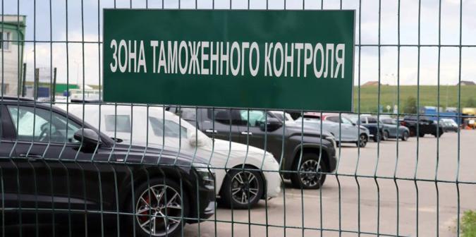 На территории Беларуси допускается передача транспортного средства, временно ввезенного иностранным физическим лицом, иным иностранным физическим лицам без разрешения таможенного органа