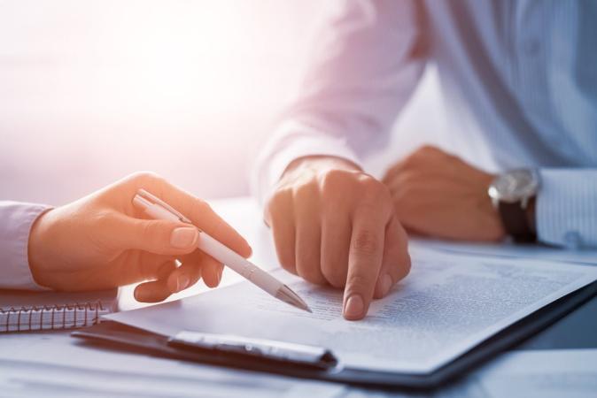 Коммерческая организация со средней численностью работников 53 человека в январе 2026 г. несвоевременно перечислила обязательные страховые взносы за 4 квартал 2025 г. Будет ли она иметь право на уплату взносов не реже 1 раза в квартал в 2026 году?