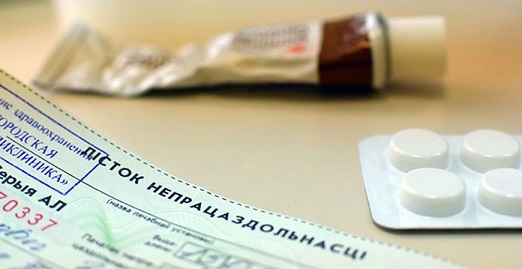 Мама в декрете с младшим ребенком, старший заболел. Может ли папа взять больничный по уходу, рассказали в Минтруда