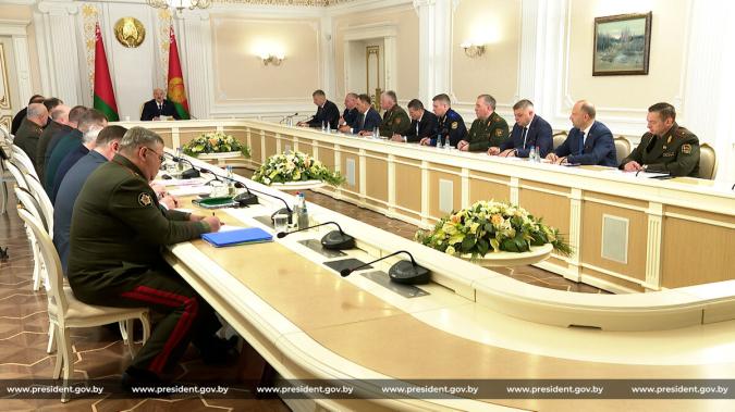 Президент Беларуси Александр Лукашенко 11 мая собрал совещание по вопросам государственных программ вооружения и государственного оборонного заказа