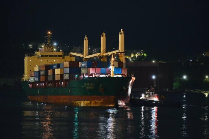 Китайский контейнеровоз впервые прибыл в российский Мурманский морской торговый порт